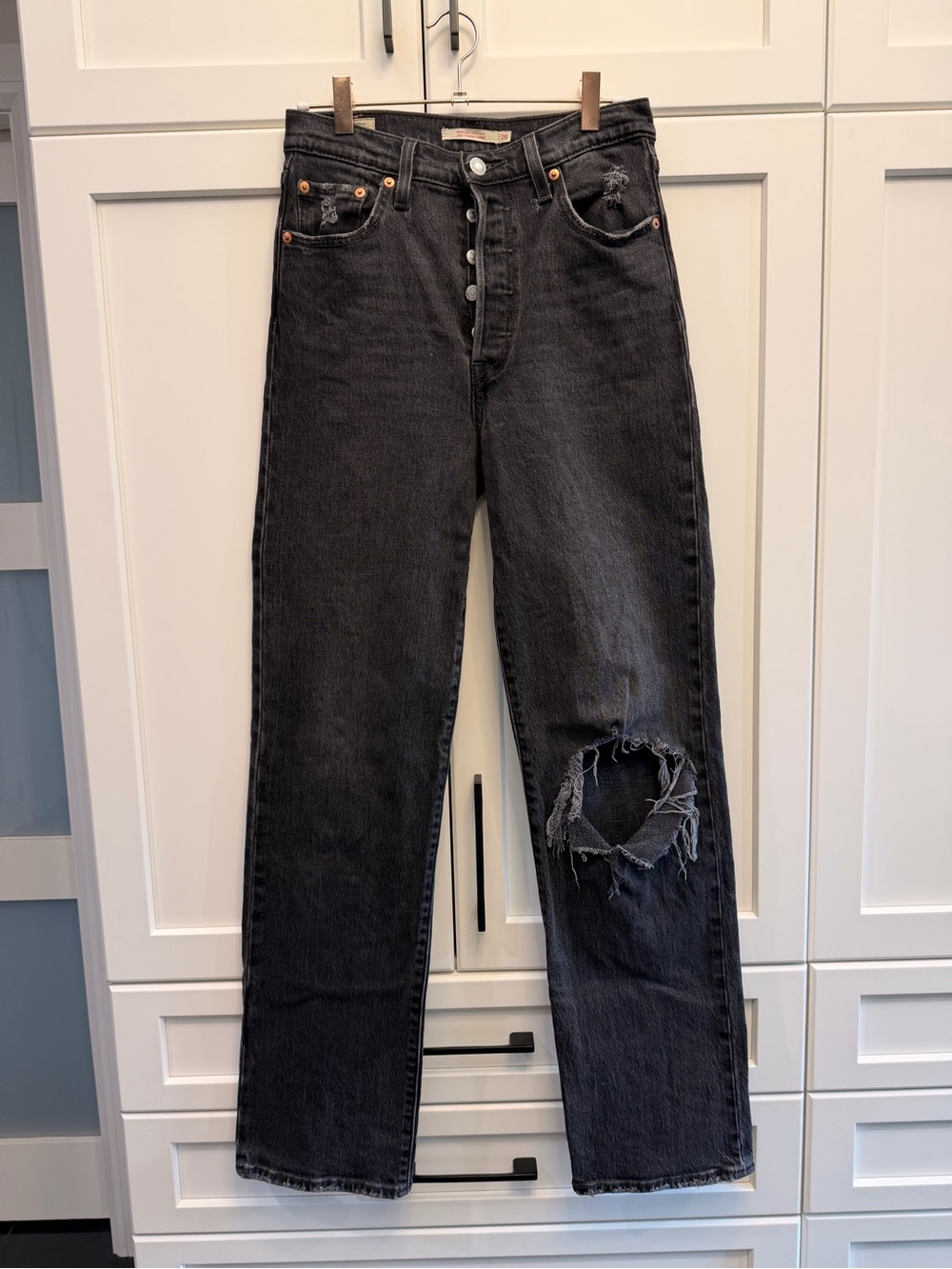 Levi's Black Ribcage Straight-Leg Jeans with Distressed Knee